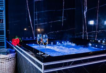 ROMANCE ROOM & LOVE - JACUZZI - PARKING - Menton allows 18 year olds to book a room