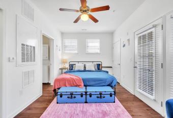 King Luxe Studio Near Shopping & Entertainment has Balcony rooms