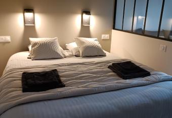 Aux pieds de la colline de Mousson has Balcony rooms