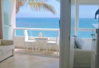 Canarias Seaview allows 18 year olds to book a room