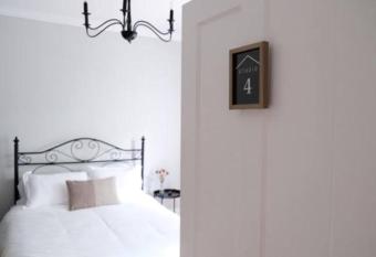 Studio 4 ~ 1BDRM, Private Bath, Downtown allows 18 year olds to book a room