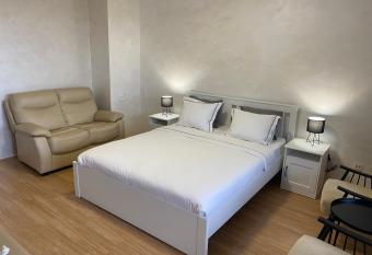 King Alexander Blvd-Bright Apt. has Balcony rooms