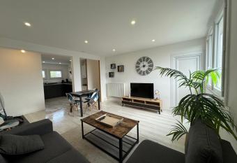 Confortable T4 avec balcon, neuf et au calme has Balcony rooms