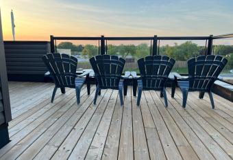 Luxury Bright and Modern Condo has Balcony rooms