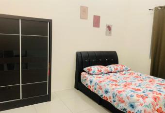 HOMESTAY RIZQI has Balcony rooms