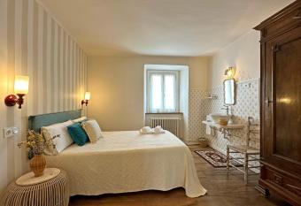 ETXEALE allows 18 year olds to book a room