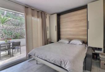 Appartement & grande terrasse - proche plage allows 18 year olds to book a room