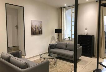 Crew house 10 beds allows 18 year olds to book a room