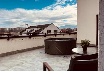 Skylark - Monaco Penthouse with Jacuzzi & Panoramic View has rooms with a private hot tub