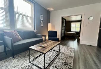 One Bedroom Apartment Steps to Waterfront/Downtown Barrie allows 18 year olds to book a room