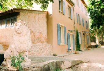 G  te class   3* dans magnifique bastide proven  ale has Balcony rooms