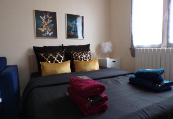 Petite maison avec terrasse priv  e has Balcony rooms