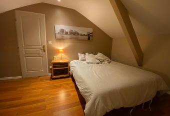 CHAMBRE AU CENTRE VILLE TRES COSY has Balcony rooms