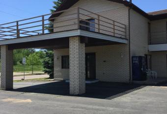 Malibu Inn has rooms with a private hot tub