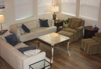 4 Bedroom - Luxury Home and Bedding -Sleeps 9 has rooms with a private hot tub