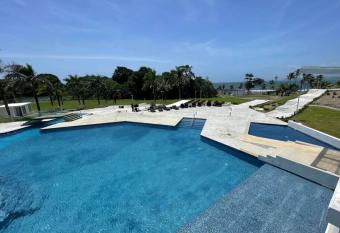 Piscina Mar en el Para  so Caribe allows 18 year olds to book a room