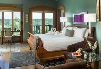 Hermann Hill has rooms with a private hot tub