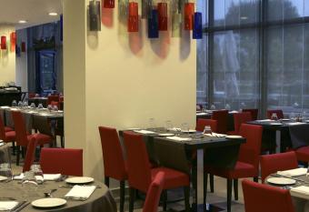 Jupiter Plaza Delhi Airport has rooms with a private hot tub