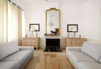 LA MAISON DE TANE / CREW HOUSSE 10 lits allows 18 year olds to book a room