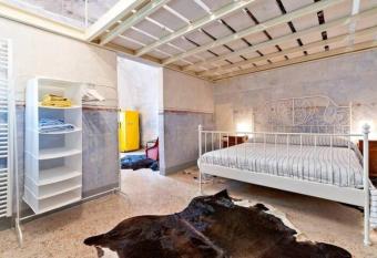 The Garden Design Apartment has Balcony rooms