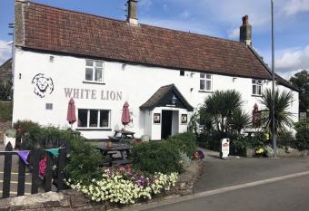 The White Lion Hotel Church Road Yate BS37 5BG allows 18 year olds to book a room