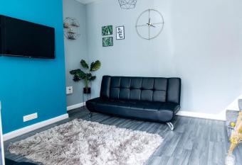 Emerald Gem of Leeds with Great Location including Parking allows 18 year olds to book a room