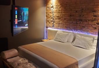 LUV Gardens Motel - Adults Only allows 18 year olds to book a room