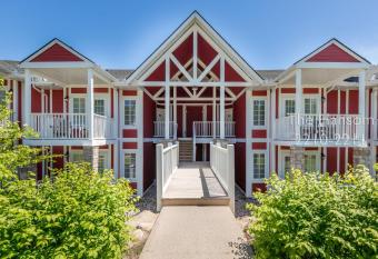 Country Club Charm - 4-Bed Radiant Resort Condo has rooms with a private hot tub