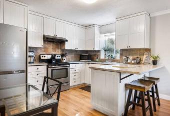 Your Home Away From Home-AC-Self Checkin-Parking allows 18 year olds to book a room