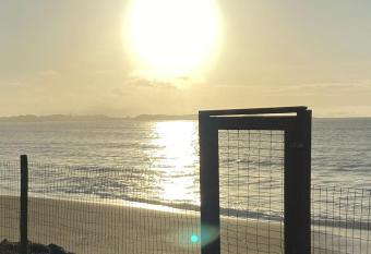 Casa de Praia P   NA AREIA em Rio das Ostras RJ has Balcony rooms