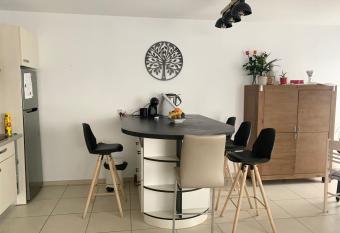 logement vue sur lac proche plage has Balcony rooms