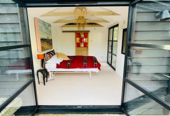 High spec studio cabin-Farnham centre allows 18 year olds to book a room