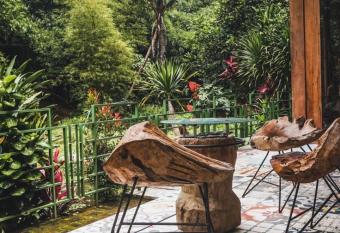 RAYA S JOGLO has Balcony rooms