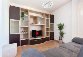 Una Finestra Sulle Montagne has rooms with a private hot tub