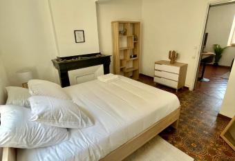 Le Bares/Climatisation/Cosy allows 18 year olds to book a room