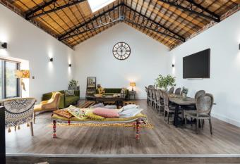 Herts Haven, Luxury 2 Bedroom En Suite Barn With Beautiful Views, Free Parking, PS5 & More! has Balcony rooms