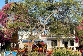 Hosteria El Jardin de Playas has Balcony rooms
