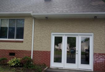 Cozy Suburban Nest has Balcony rooms