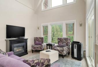 Harrison Lake 3BR Penthouse Suite w Roof Deck allows 18 year olds to book a room