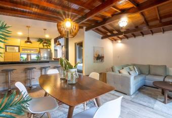 Casa Jardines, moderna y tradicional casa en Envigado allows 18 year olds to book a room