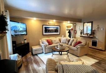 Cozy Mammoth Home! Sleeps 7 allows 18 year olds to book a room