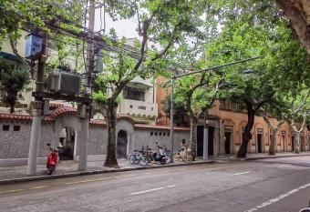 Shanghai Garden Apartment - Near Downtown Wukang Road has Balcony rooms