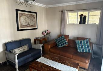 Cozy Cottage Accommodation in Johannesburg has rooms with a private hot tub