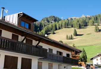 Gran Vernel Hause has Balcony rooms