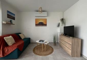 Studio tout confort + terrasse allows 18 year olds to book a room