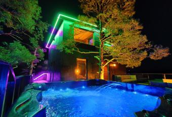 Luksushytte p   S  rlandet, med utend  rs Jaquzzi. has rooms with a private hot tub