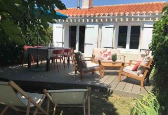 Maison r  nov  e - draps inclus - 700m plage has Balcony rooms