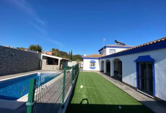 Villa Pantin has Balcony rooms