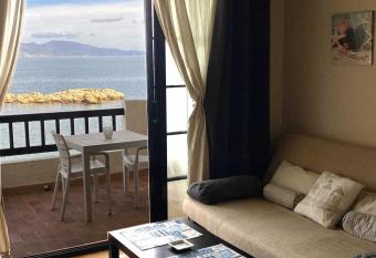 Maravilloso apartamento PRIMERA LINEA DE MAR allows 18 year olds to book a room