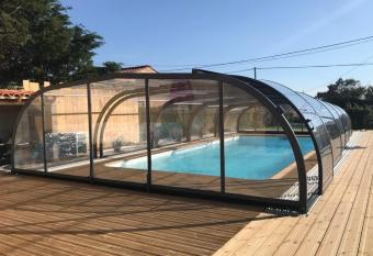 Cottage, avec piscine chauff  e,    5mn de l oc  an has Balcony rooms